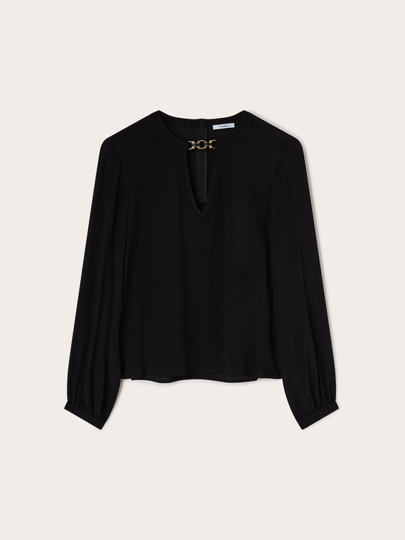 Blusa de crep&eacute; de China con pasador met&aacute;lico