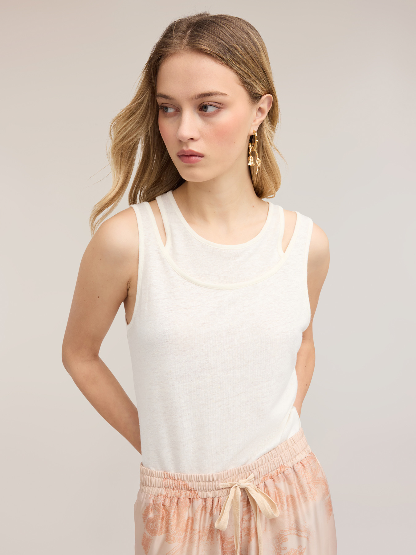 Mixed linen top with cut-out shoulders image number 2