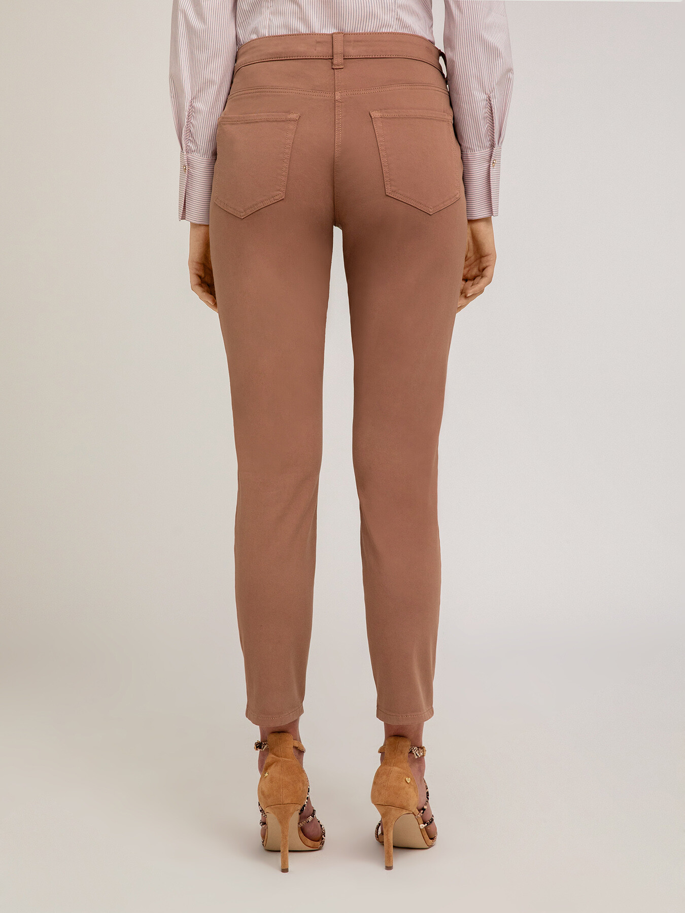 Pantaloni regular con bottoni metallici image number 1