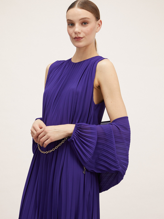 Pleated stole with sleeves