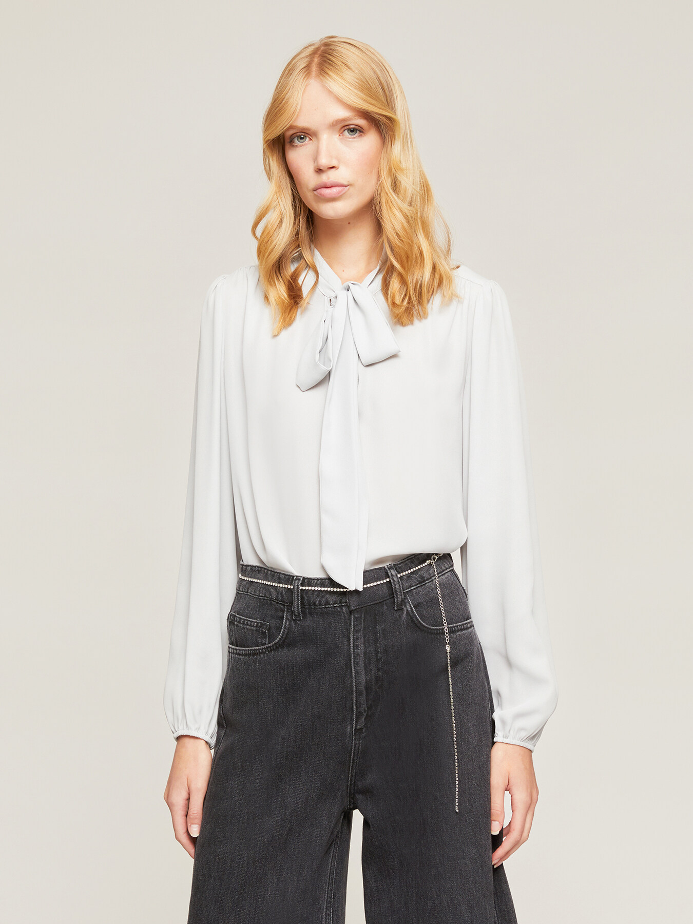 Blusa con fiocco maniche lunghe image number 0