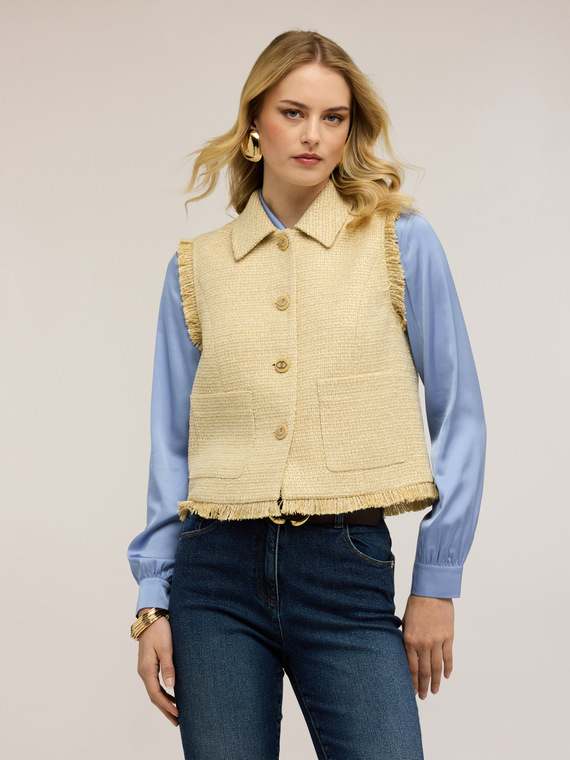 Gilet en boucl&eacute; &agrave; franges