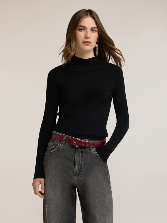 Rippstrick-Pullover mit diagonalen Rippen und asymmetrischem Saum