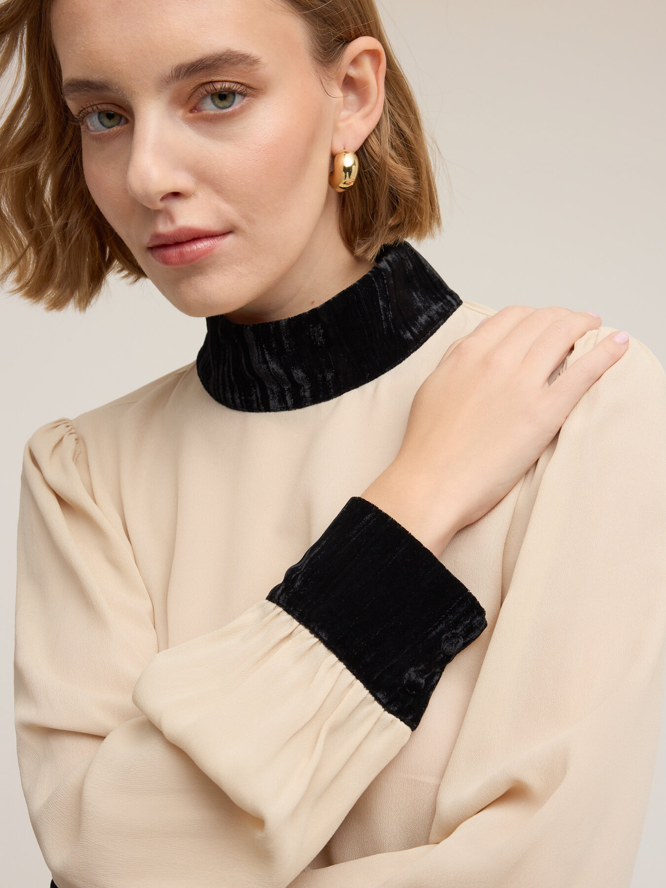 Blusa de crepé con detalles de terciopelo image number 3