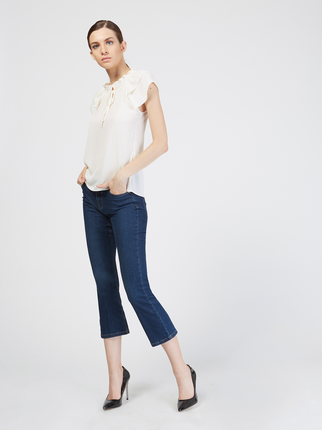 Cropped-Kick Flare Jeans image number 0