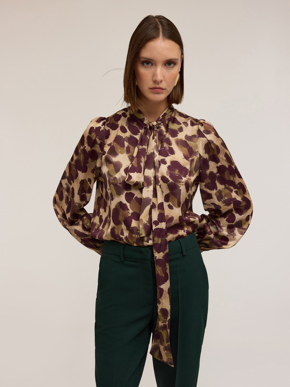 Blusa con fiocco fantasia camouflage