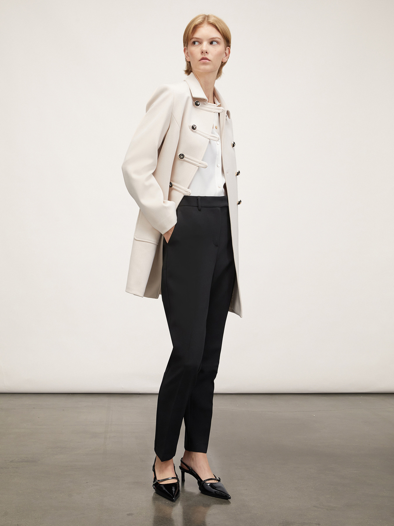 Pantaloni regular din material crep image number 3