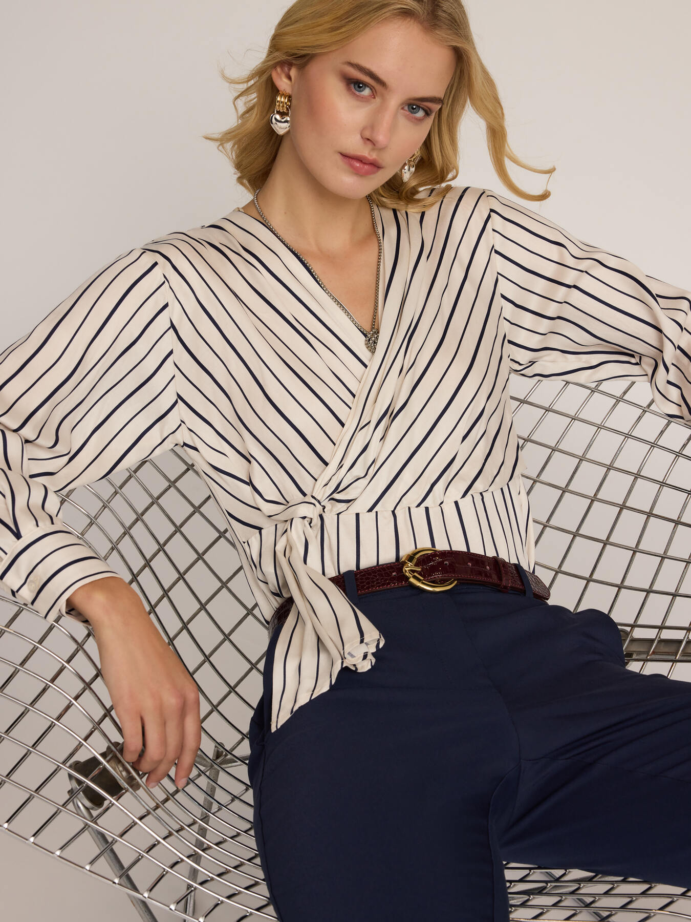 Striped blouse with knot pattern image number 0