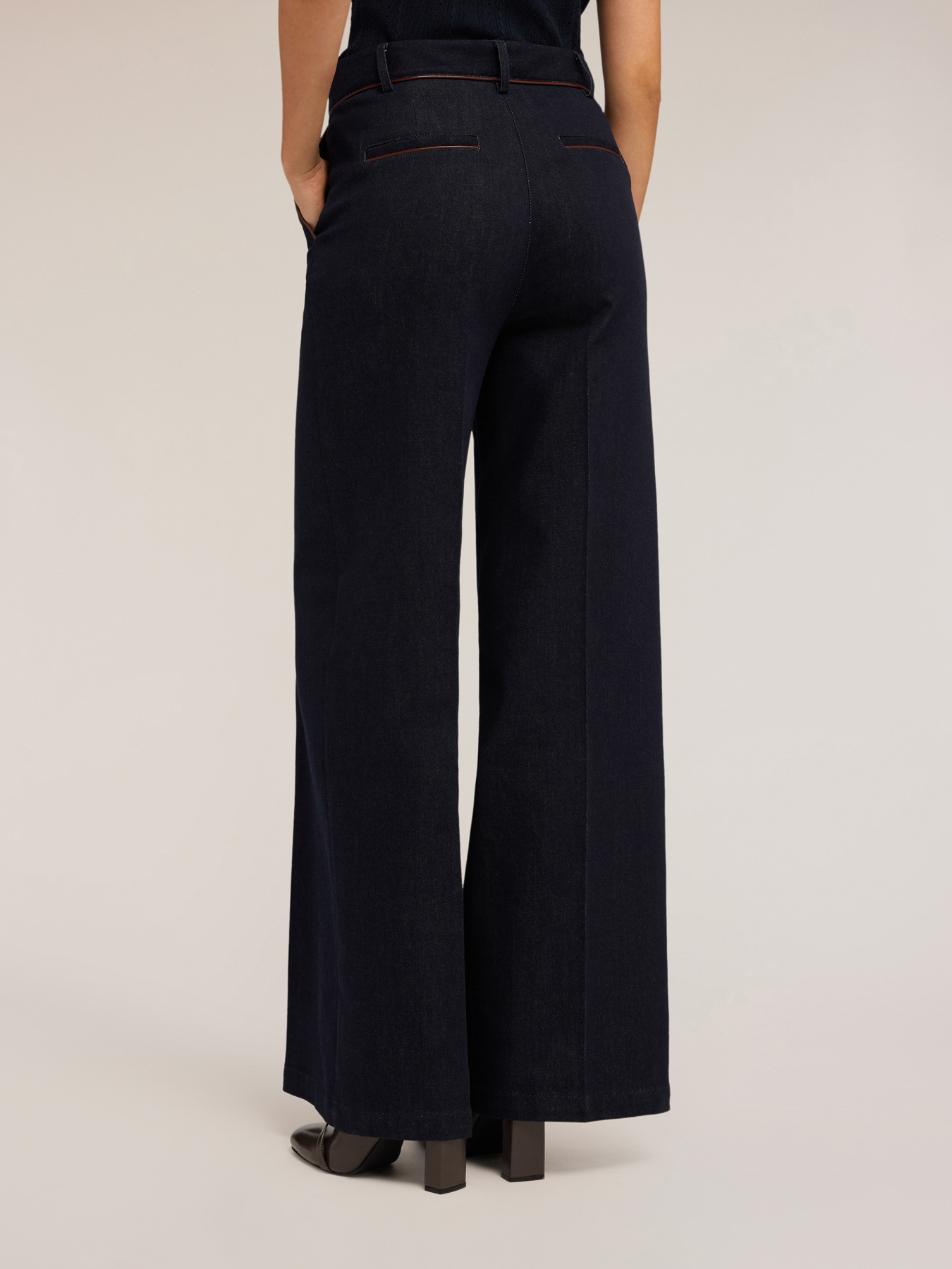 Jeans palazzo con piping image number 1