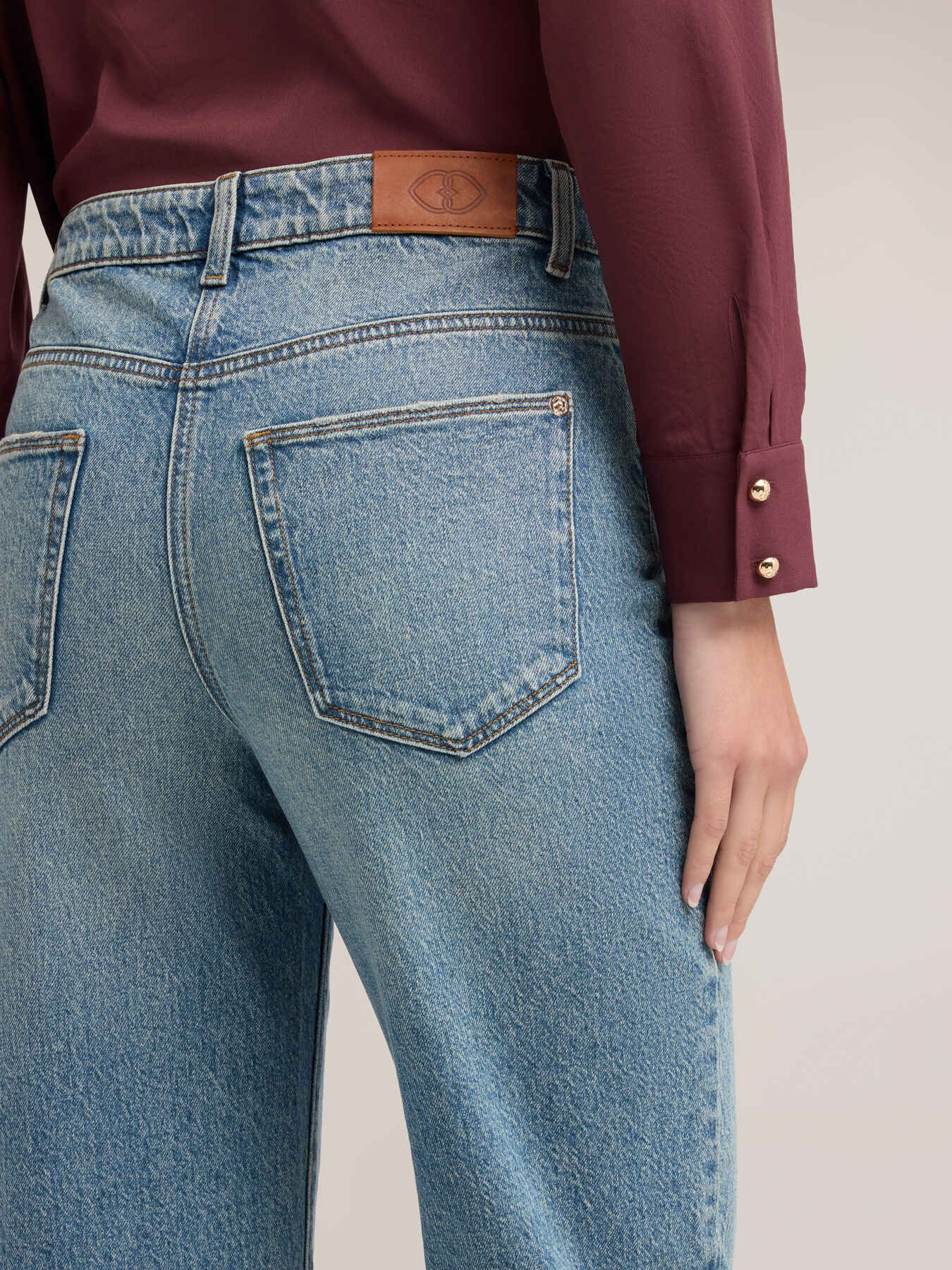 Boyfriend jeans with turn-up image number 3