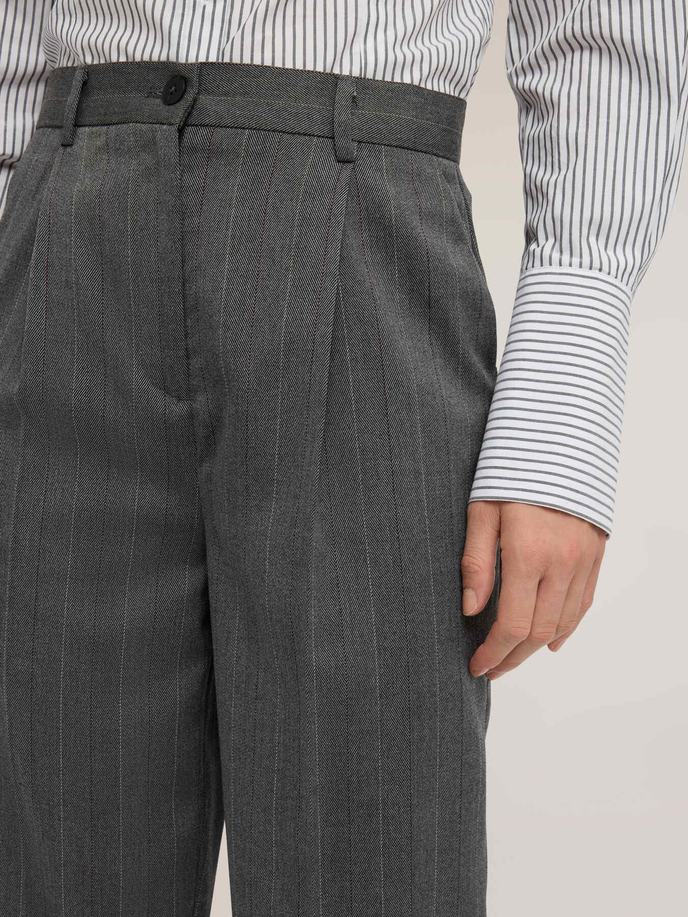 Yarn-dyed pinstripe barrel pants image number 3