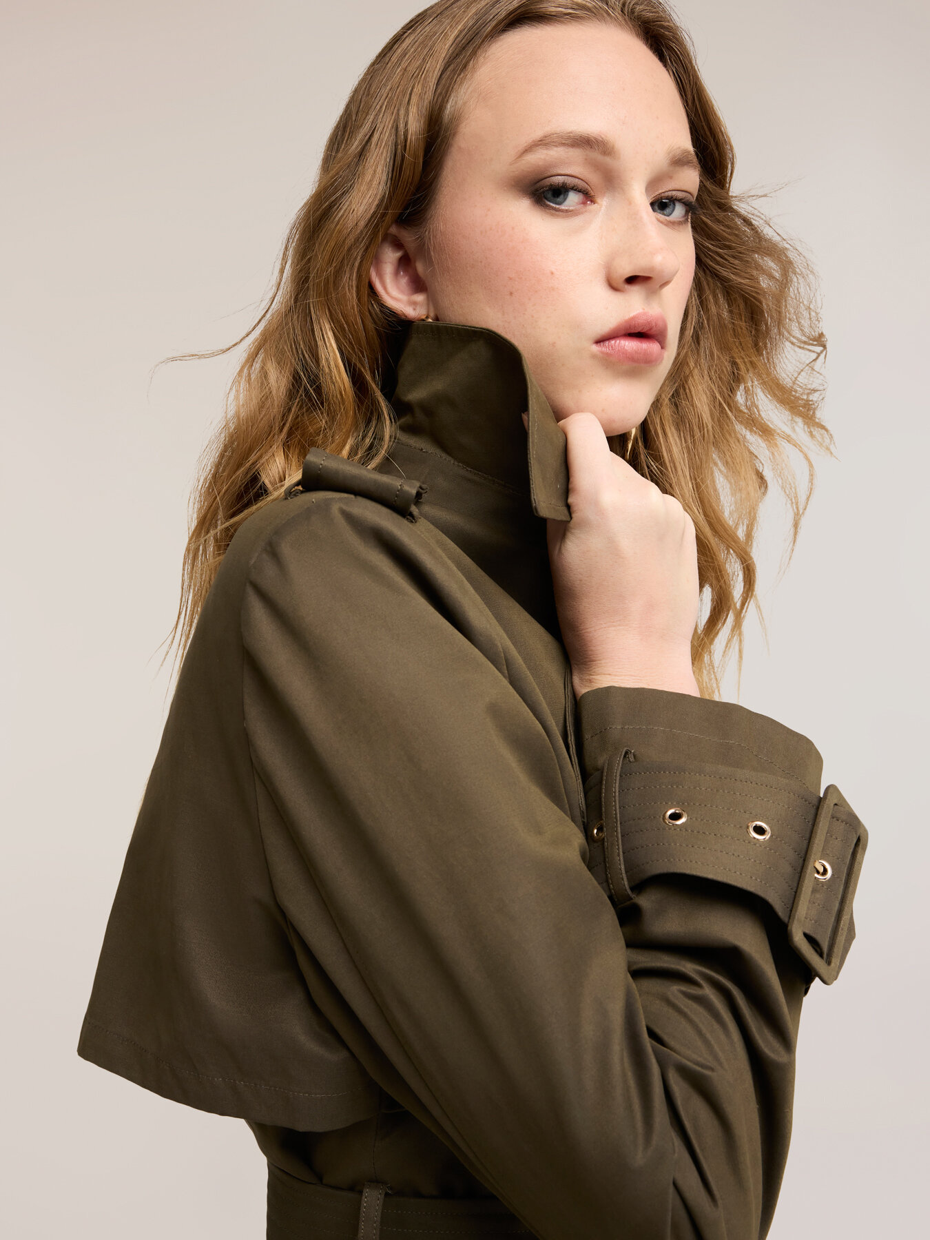 Zweireihiger Trenchcoat aus Baumwoll-Taffeta-Mix image number 1