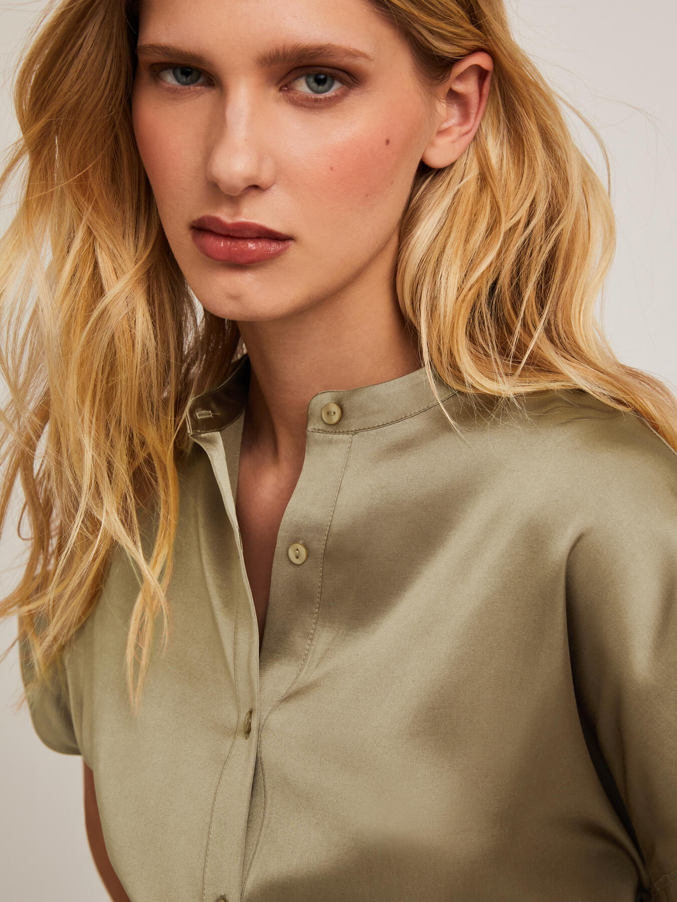 Blusa bimaterial con cuello coreano image number 2