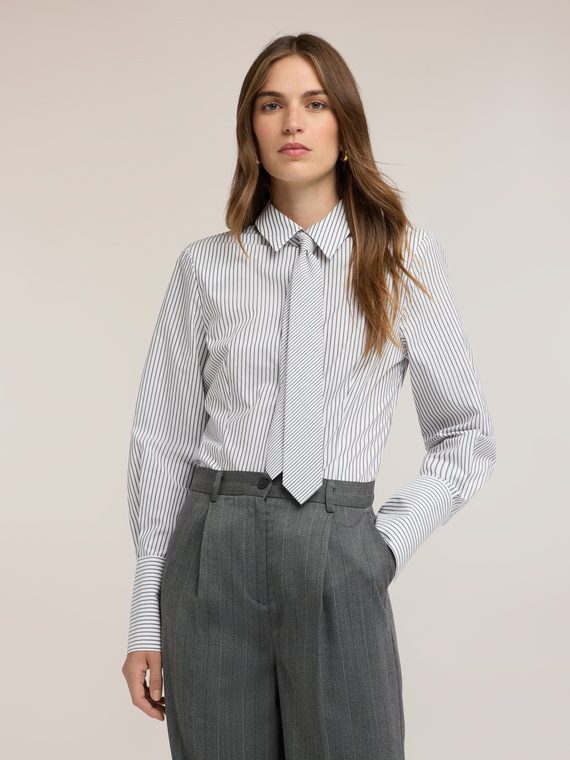 Camicia in popeline a righe con cravattino
