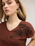 T-Shirt mit Stickerei auf der Schulter image number 0