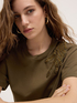 T-shirt con patch ricamato image number 3