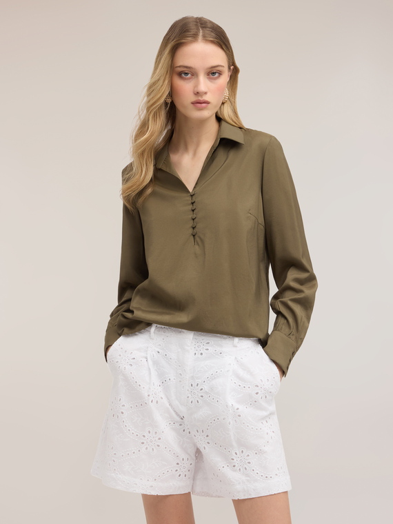 Blouse avec col en satin