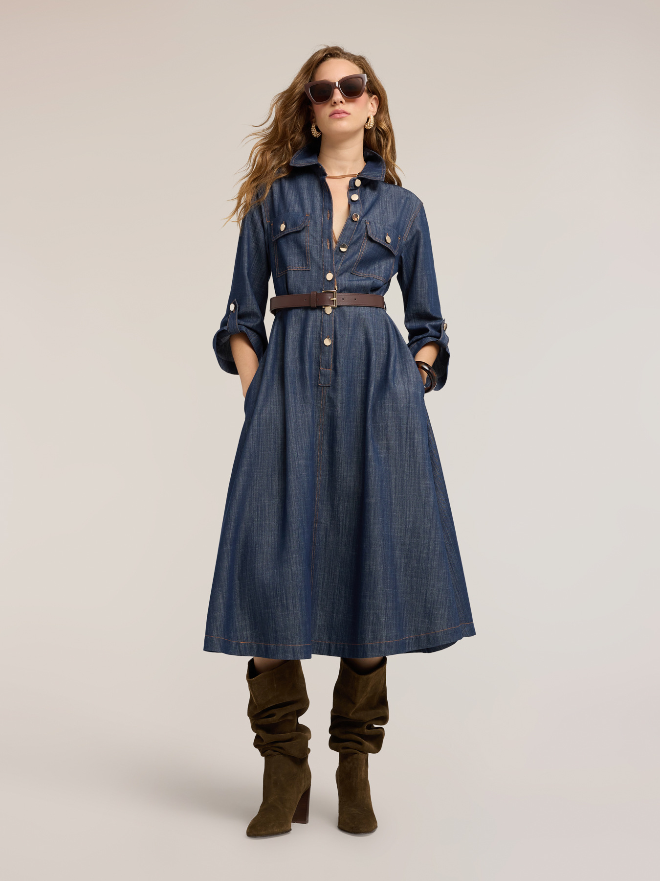 Robe chemise midi en denim avec ceinture image number 0