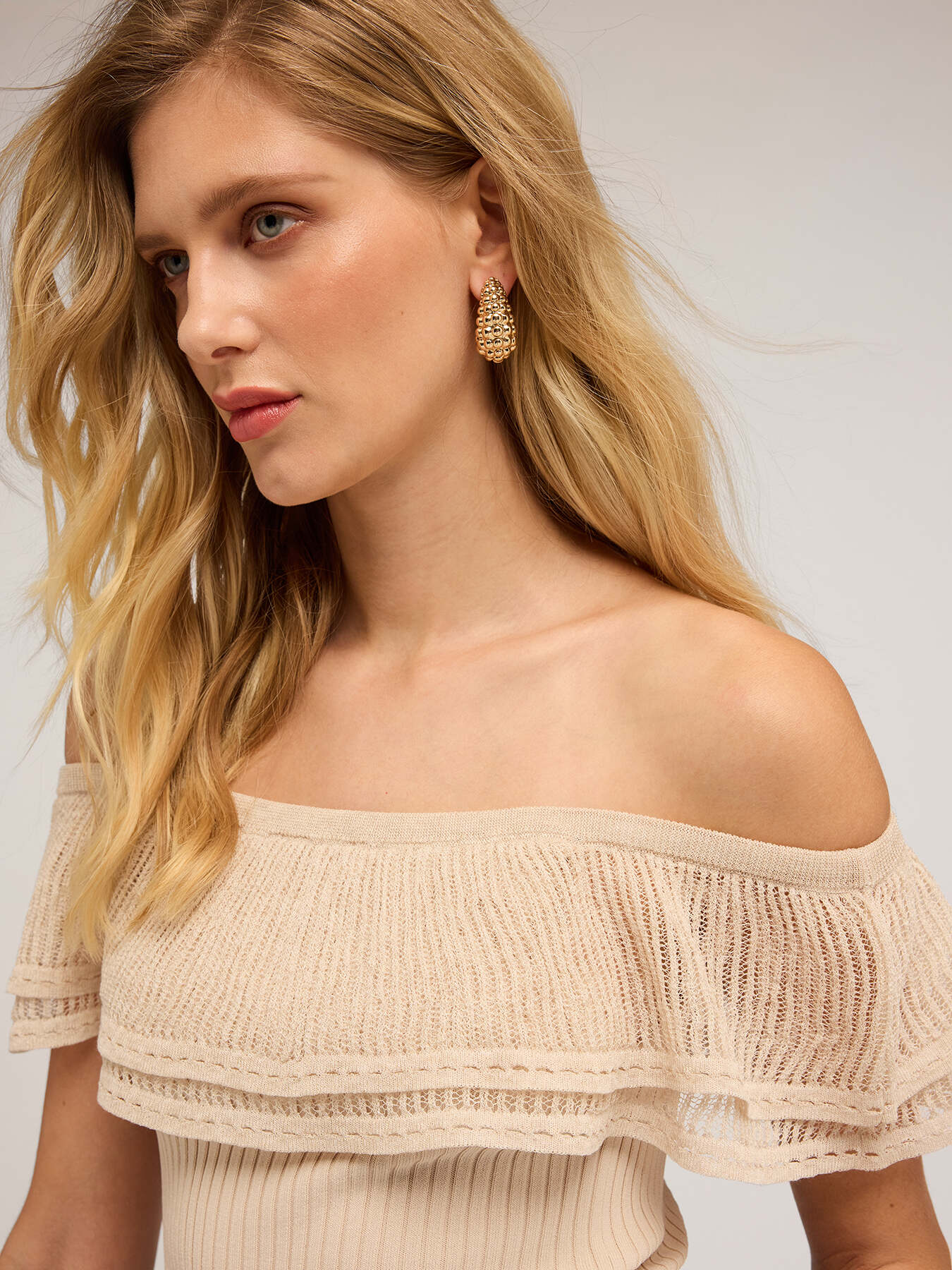 Fine knit off-the-shoulder top image number 2