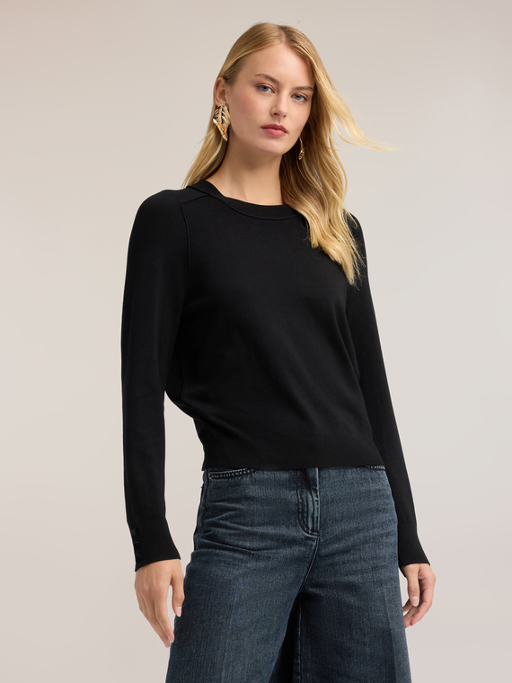 Glatter Strickpullover aus Viskose mit tonfarbenen Profilen
