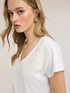T-shirt con ricamo sulla spalla image number 3