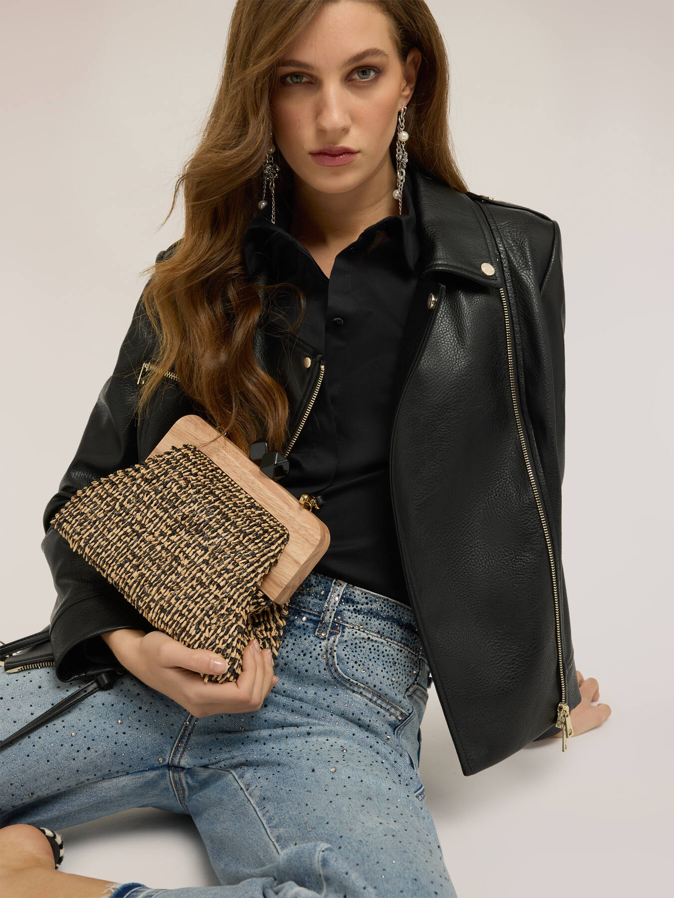 Woven raffia clutch with wooden clasp image number 0