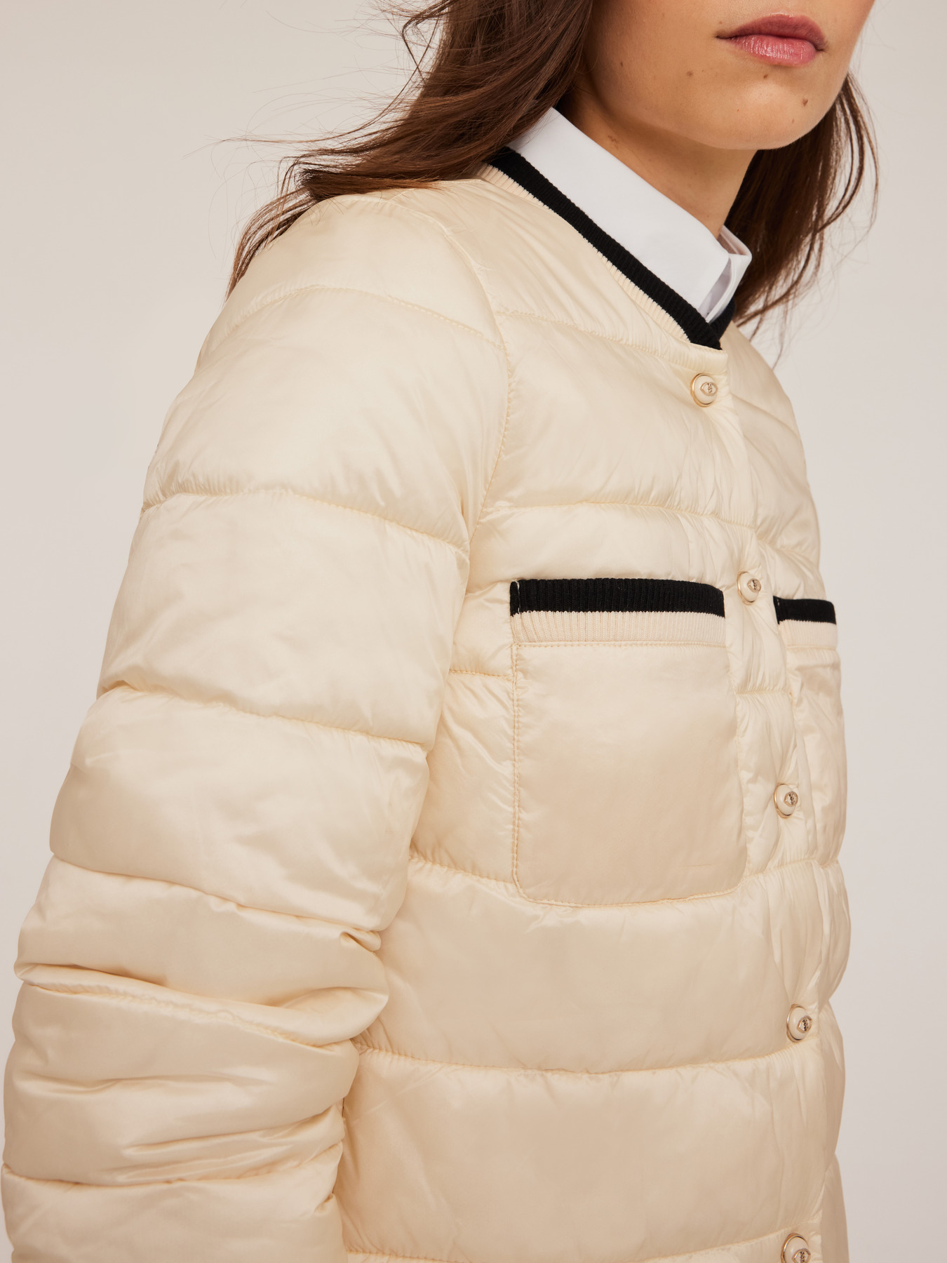 Wattierte Daunenjacke mit Bord&uuml;ren in Kontrastfarbe image number 3