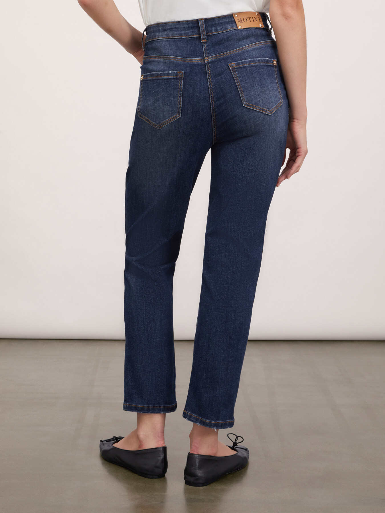 Bella relaxed fit jeans image number 1