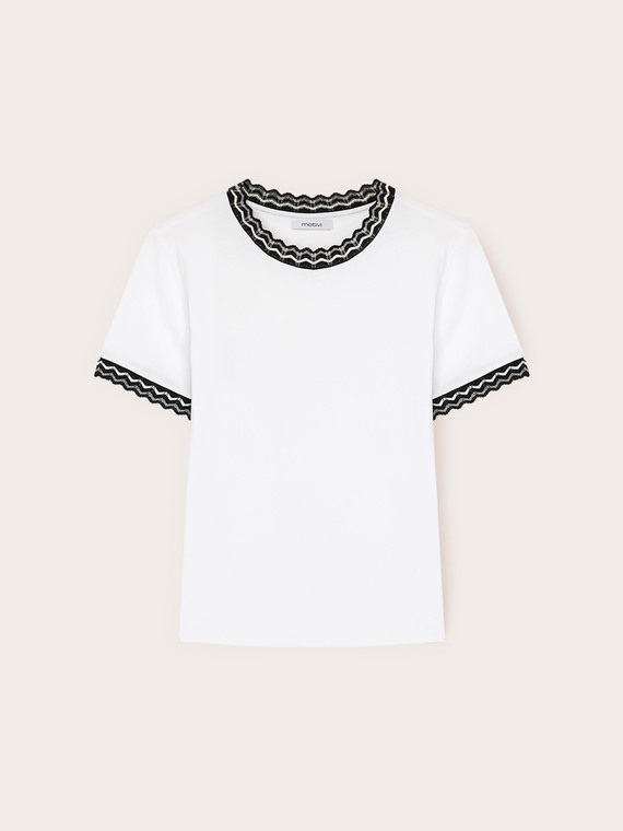 T-shirt with knitted edges