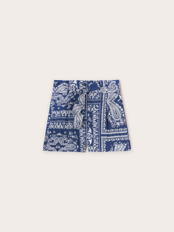 Shorts with foulard-patterned belt