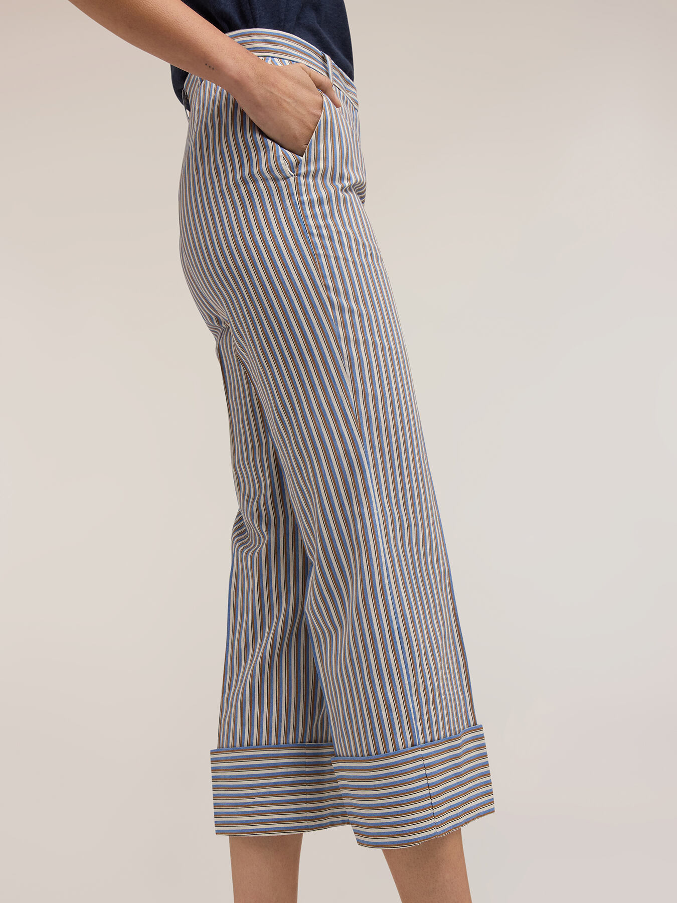 Pantaloni cropped &icirc;n dungi din amestec de bumbac image number 3