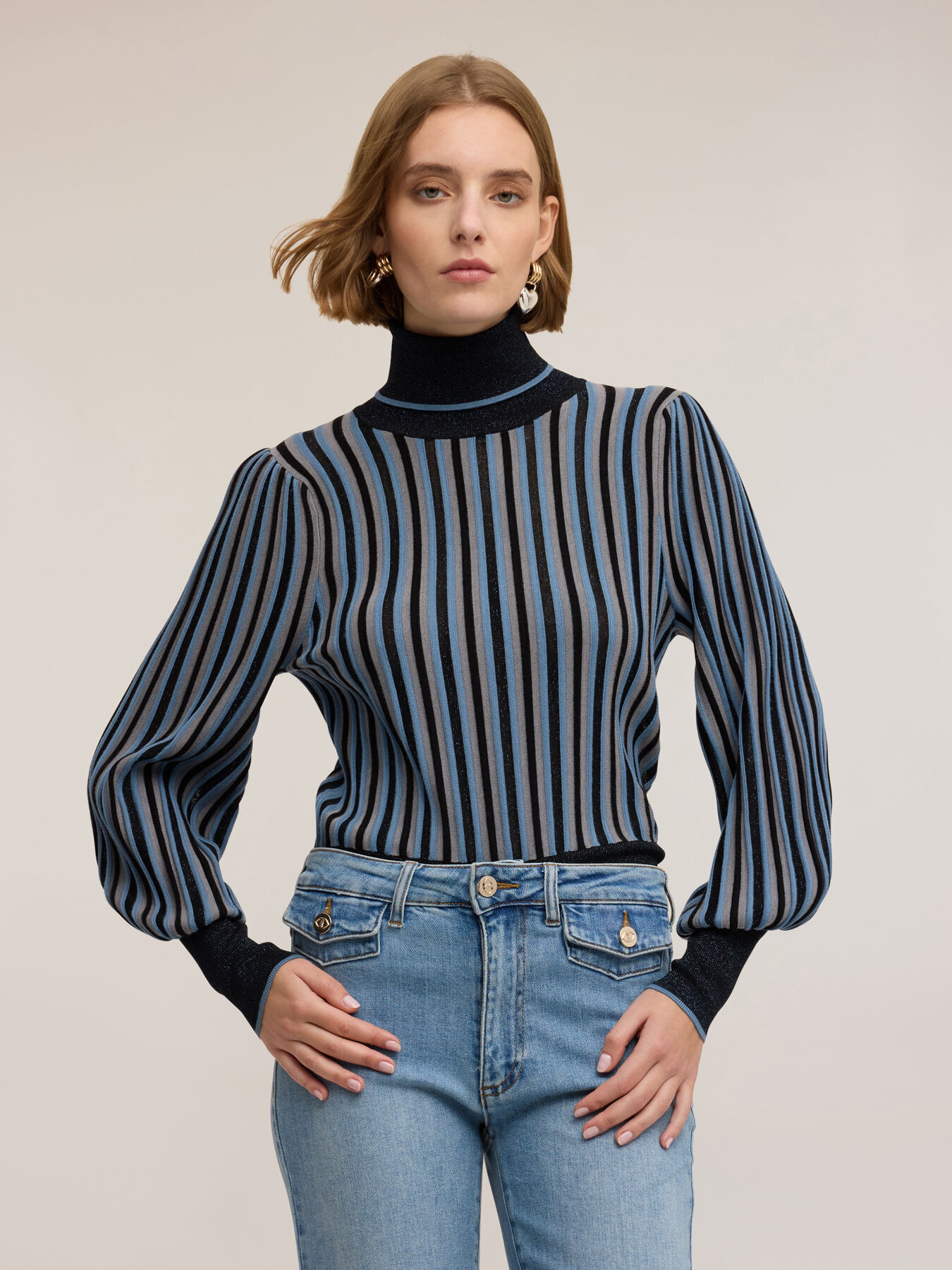 Pull &agrave; rayures lurex avec manches bouffantes image number 2