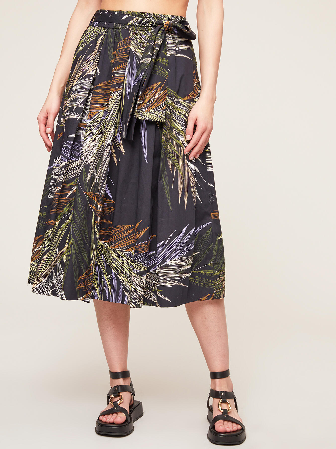 Circle skirt with foliage pattern image number 0