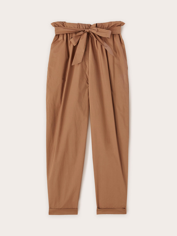 Pantalones modelo corte zanahoria con cinturón