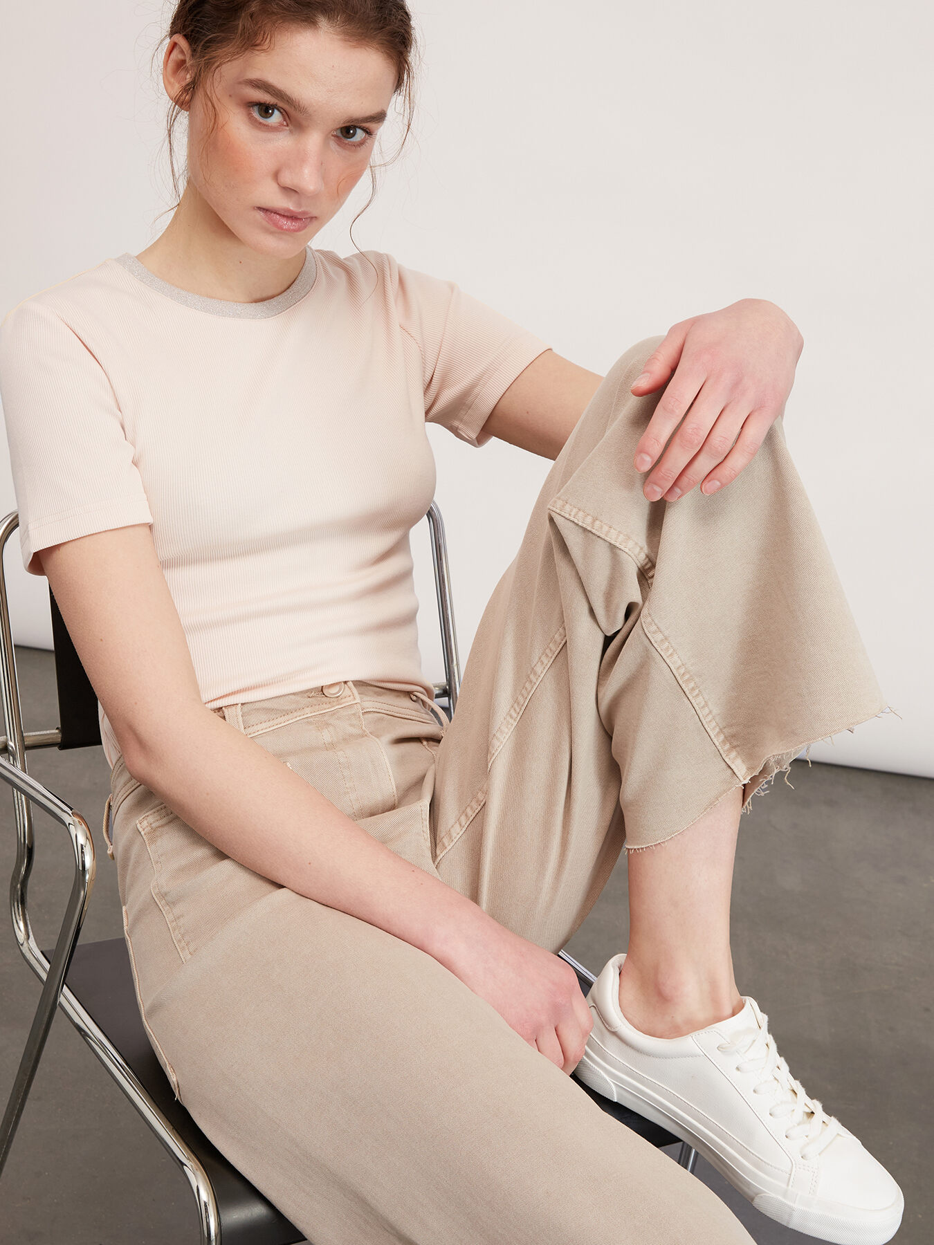 Pantaloni cropped sfrangiati sul fondo image number 3