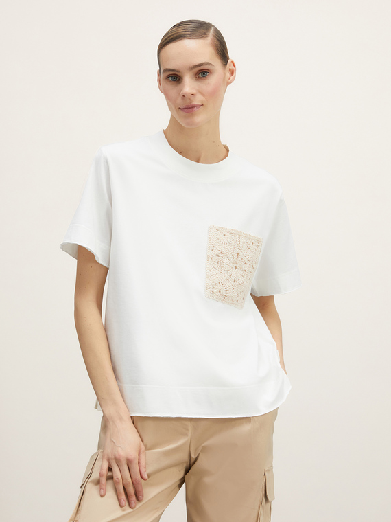 T-shirt with crochet pocket