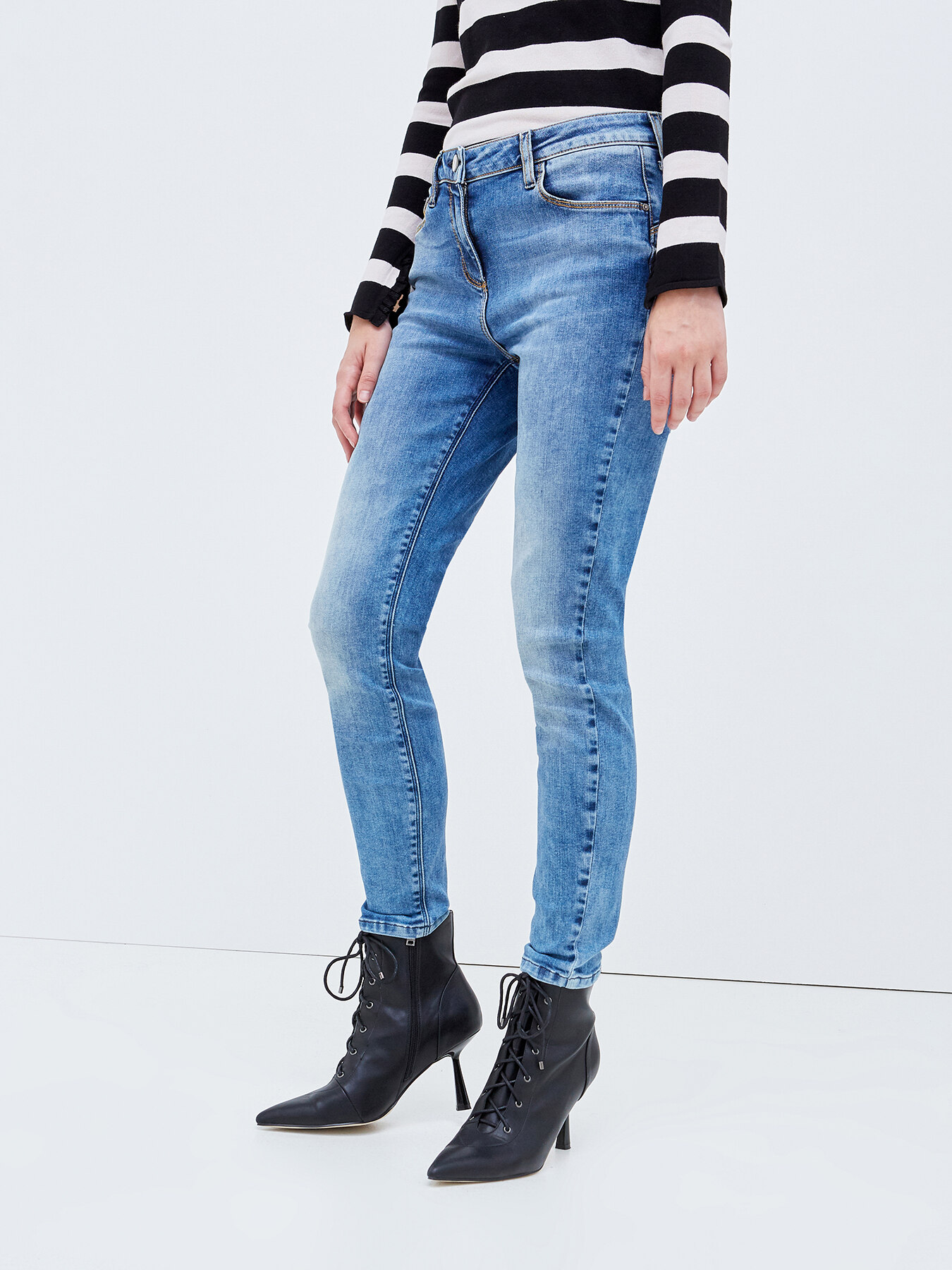 Gisele model push-up skinny jeans image number 2