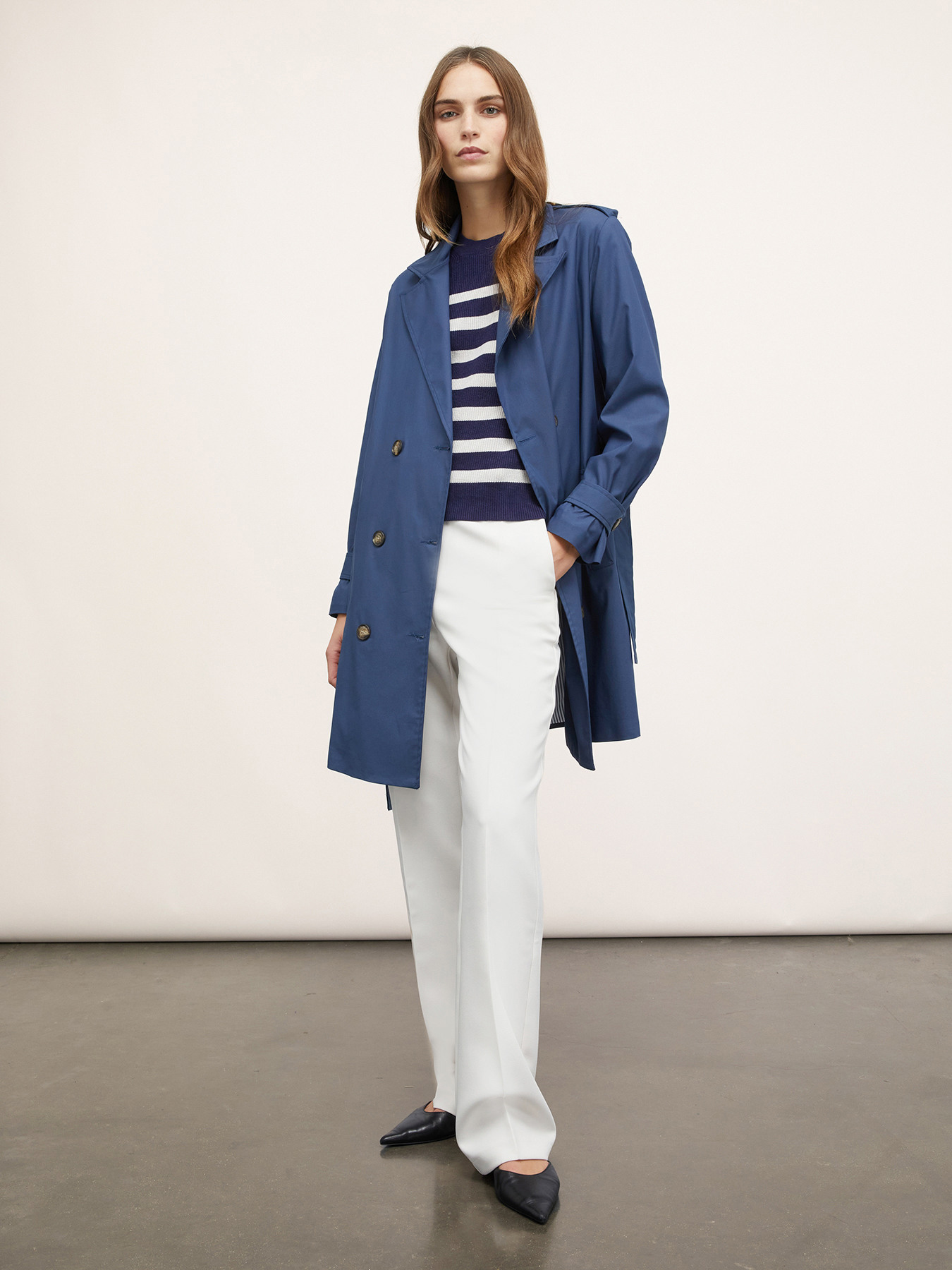 Short double-breasted trench coat image number 3