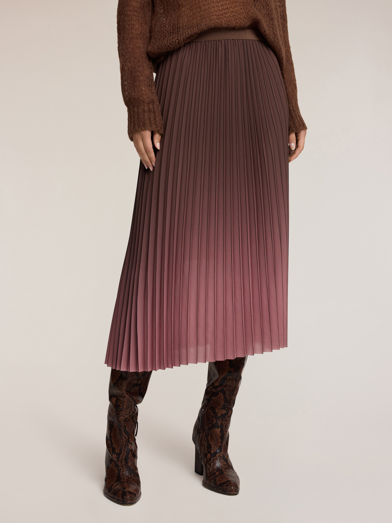 Pleated midi gradient skirt image number 2