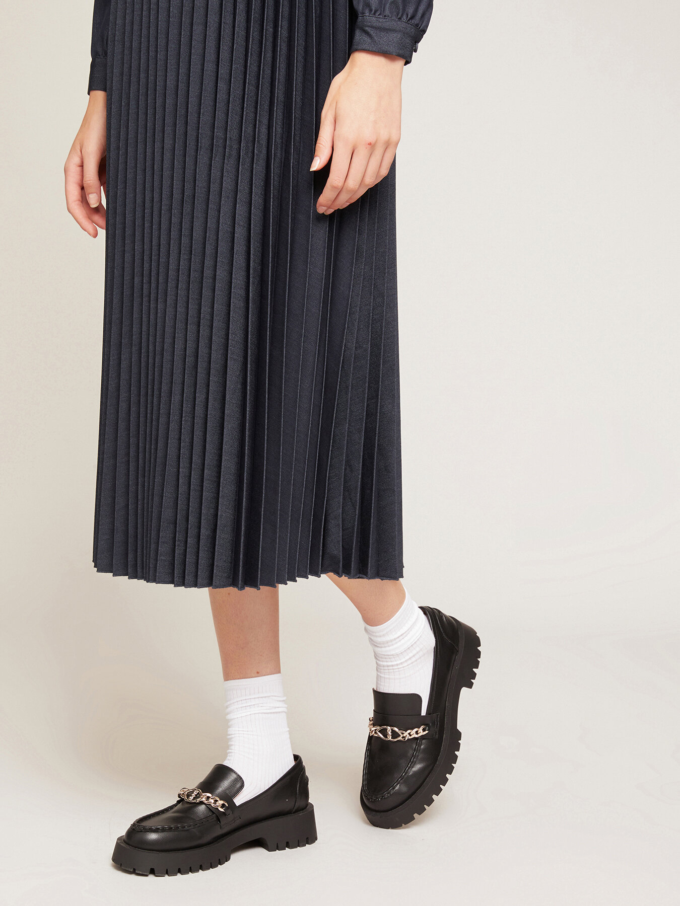 Mokassin aus schwarzem Lederimitat image number 3