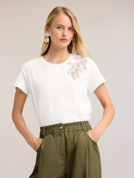 T-shirt with floral crystal and pearl appliqu&eacute;