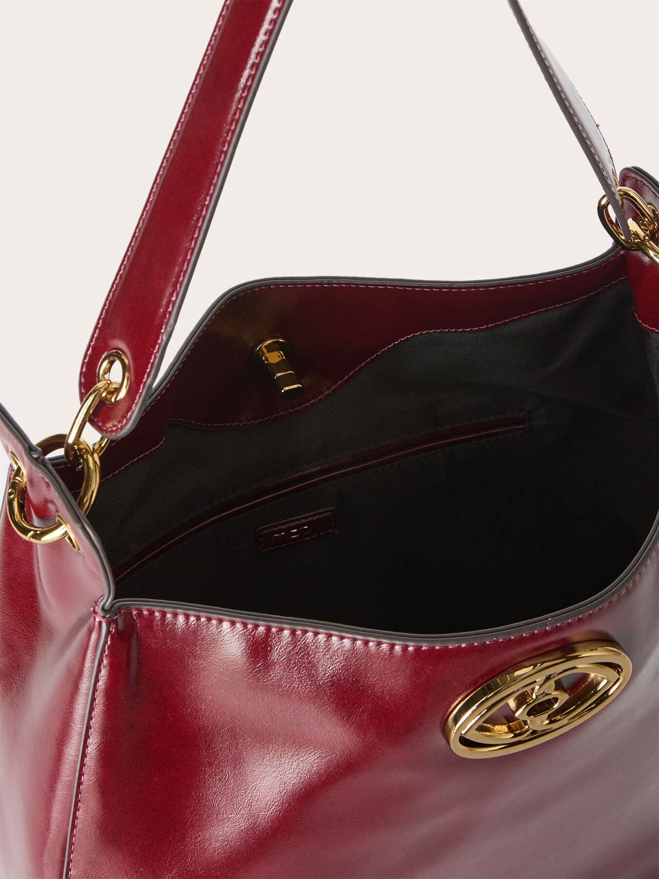 Hobo-Tasche aus gl&auml;nzendem beschichtetem Stoff image number 3