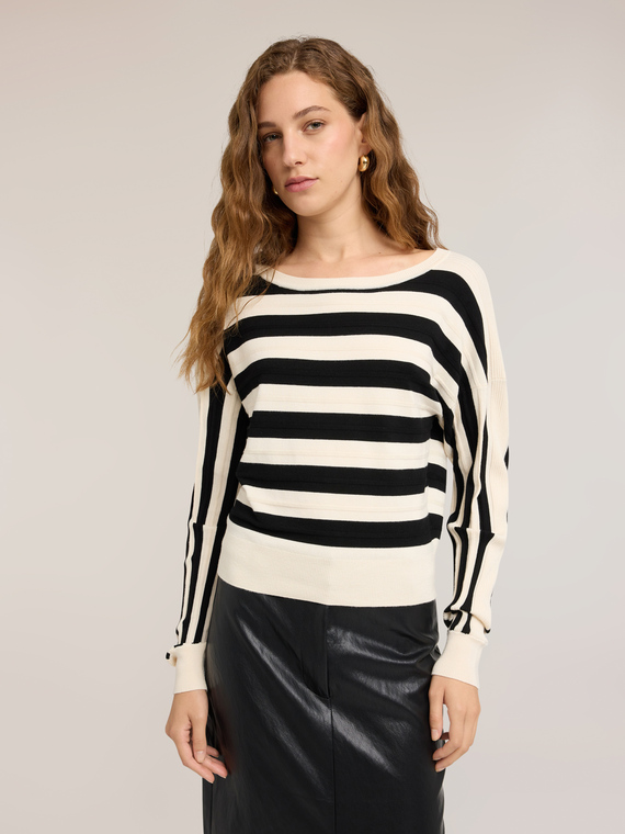 Gestreifter Strickpullover aus Viskosemischung