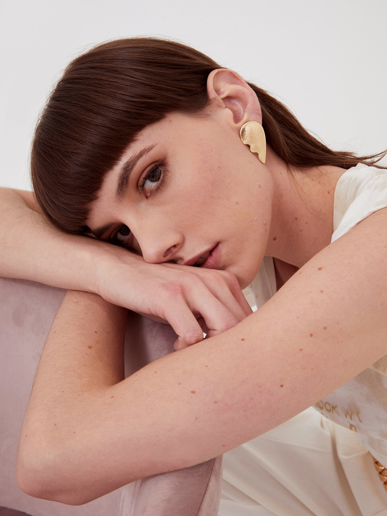 Knurled metal earrings with gemstones image number 2