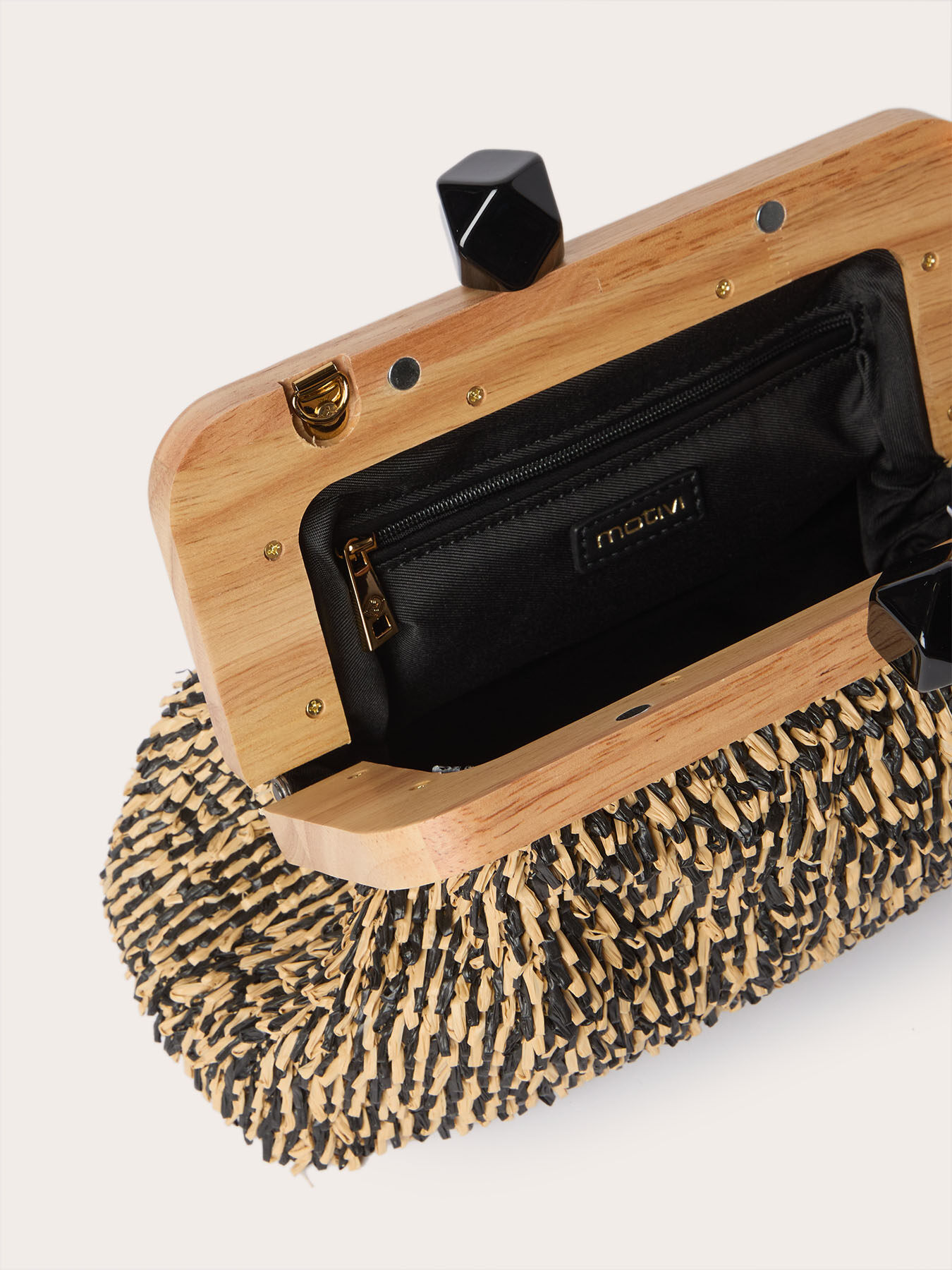 Woven raffia clutch with wooden clasp image number 4