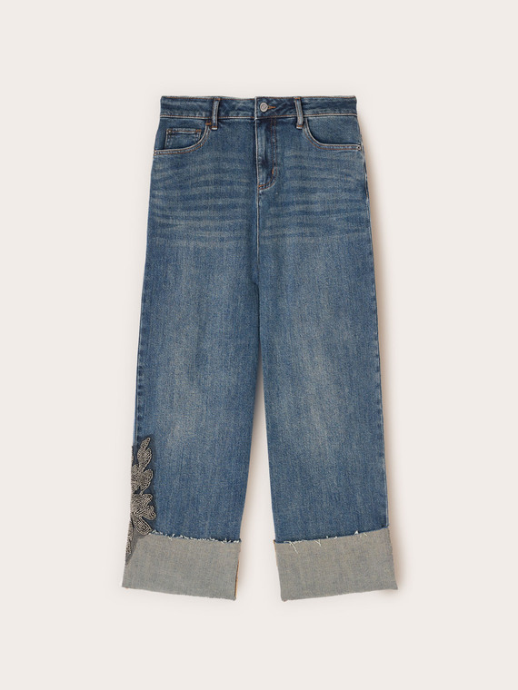 Cropped jeans with embroidered patch