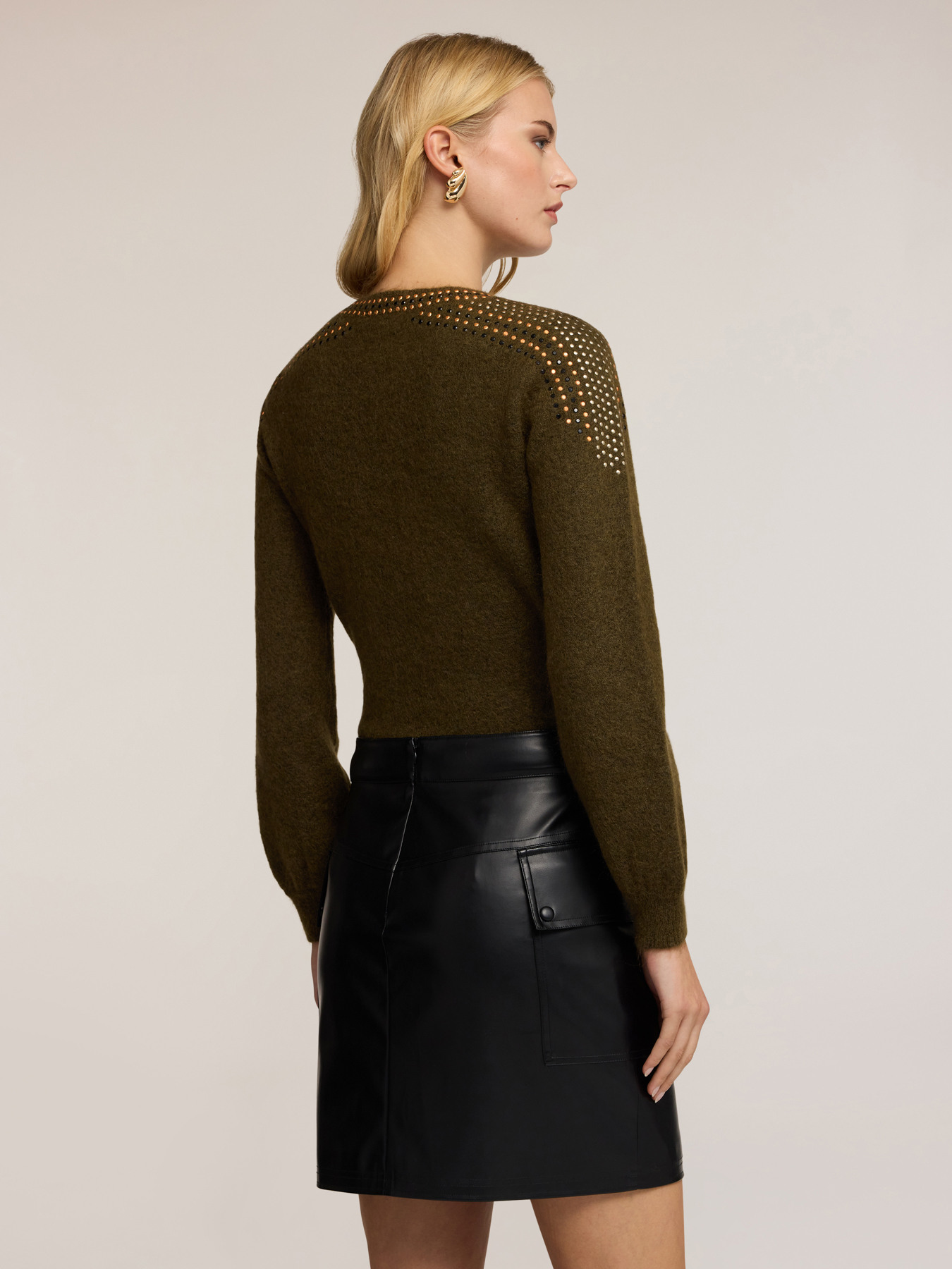 Rundhals-Pullover aus Mohair mit Nieten image number 1