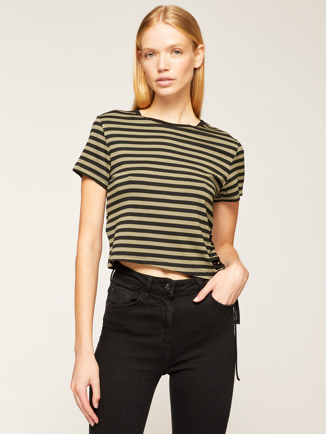 Short striped T-shirt with cut-out motif image number 0
