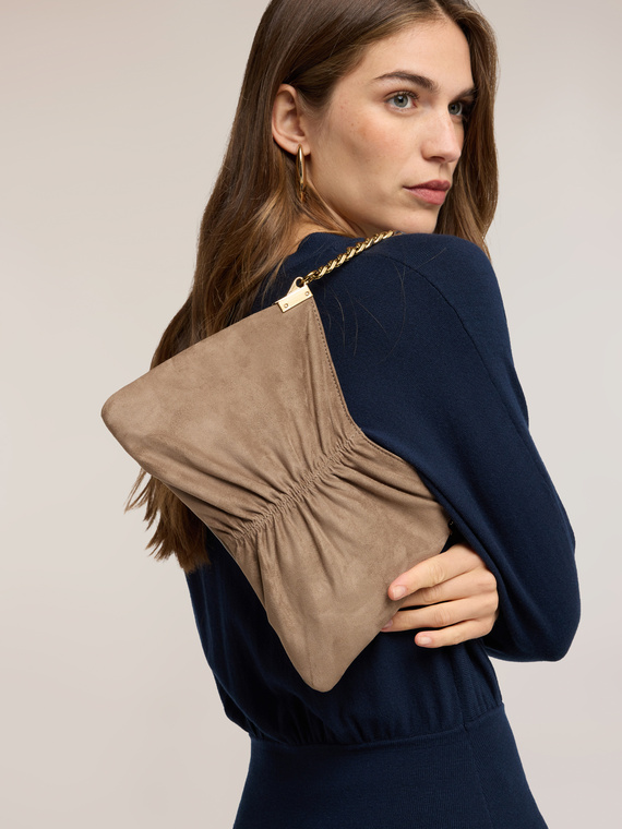 Sac &agrave; bandouli&egrave;re avec drap&eacute; et cha&icirc;ne