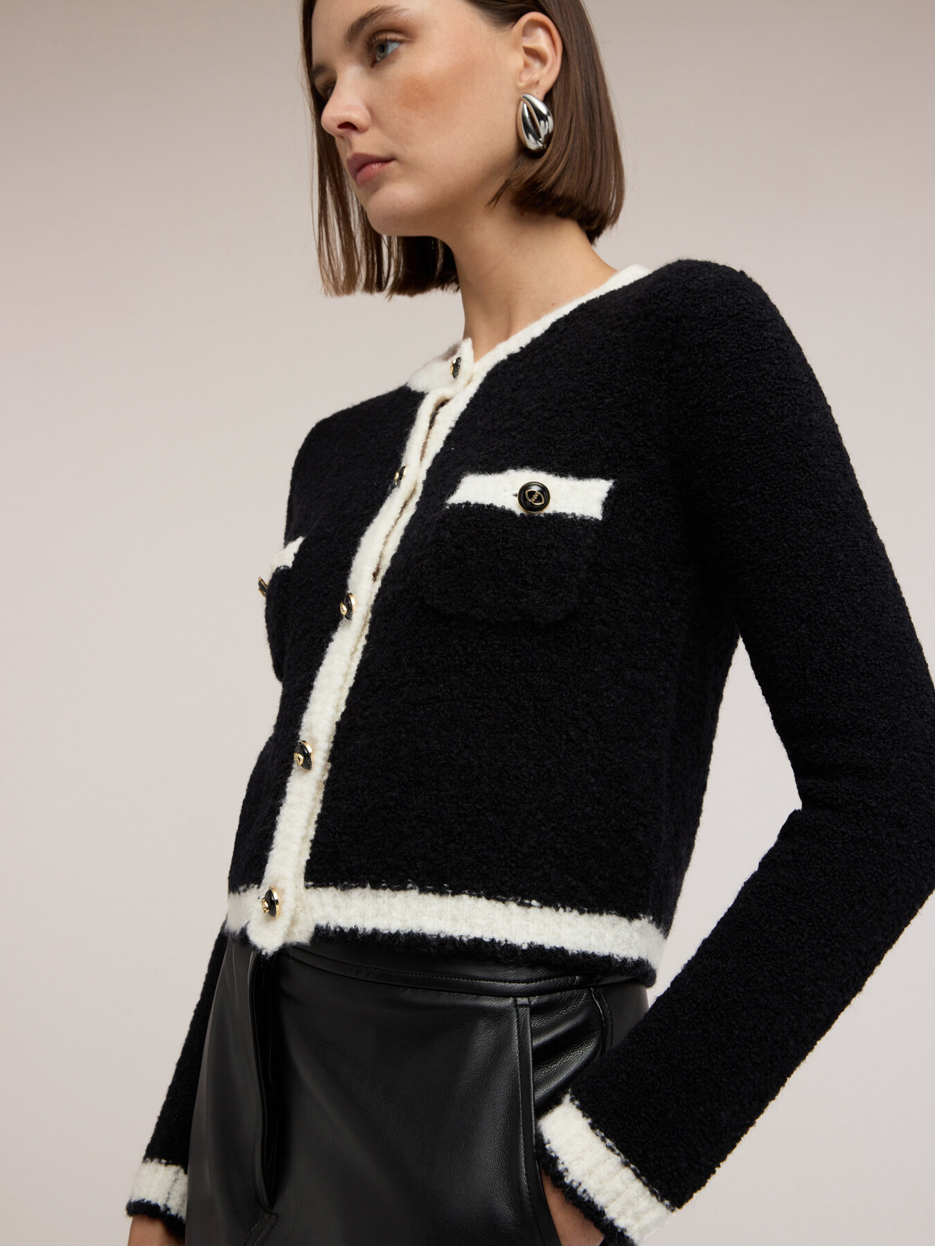 Kurze Strickjacke aus Boucl&eacute;-Strick image number 3